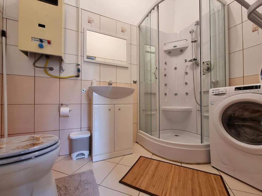Vintage Apartman In City Center Miskolc Exterior foto